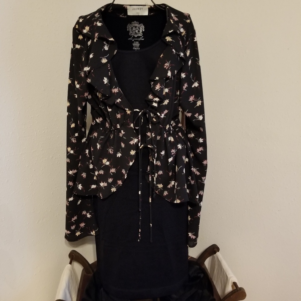 Last 1  Black floral print top w/tie closure - Picture 3 of 6